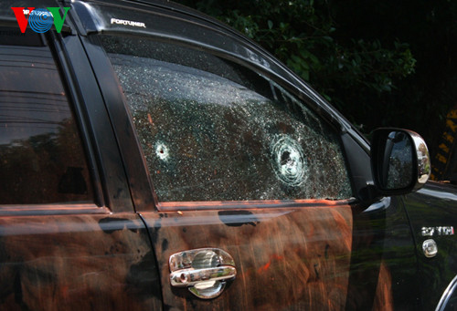 Chiếc xe với nhiều vết đạn khi người dân phát hiện 2 người chết trong xe.