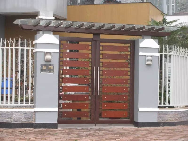 Nếu như trước kia, cổng thường mang dáng vẻ vững chắc, kiên cố với vật liệu chủ yếu bằng đá, gạch tạo cảm giác bề thế thì hiện nay, với vật liệu sắt, inox có dáng vẻ thanh mảnh, kiến trúc cổng sang trọng hơn. Những chiếc đinh tán vàng đồng làm điểm nhấn cho chiếc cổng này thêm nổi bật.