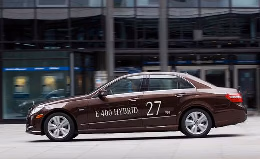 Được biết, siêu xe này chỉ tiêu tốn 9,8 lít/100 km nội thành, 7,35 lít/100 km xa lộ và 8,71 lít/100 km đường hỗn hợp. E400 Hybrid 2013 có giá bán khởi điểm là 56.700 USD (~ 1,2 tỷ đồng).