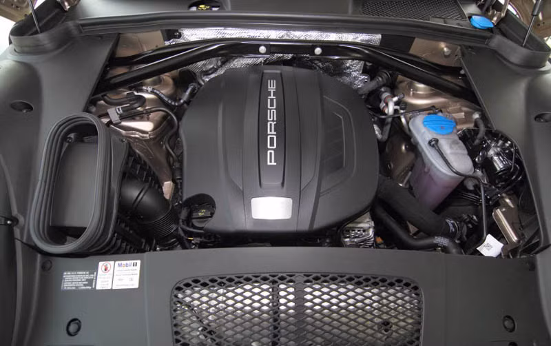 Macan cơ bản được trang bị động cơ 2.0 lít 4 xi-lanh, cho công suất tối đa 237 mã lực và mô-men xoắn tối đa 350 Nm, kết hợp với hộp số tự động ly hợp kép PDK 7 cấp.