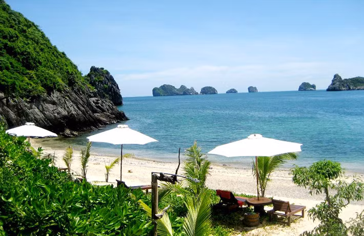 Tour du lịch bình ổn 30/4 từ Hà Nội đi Cát Bà (Hải Phòng) trong 3 ngày 2 đêm giảm từ 2,5 triệu đồng xuống còn 1,8 triệu đồng.