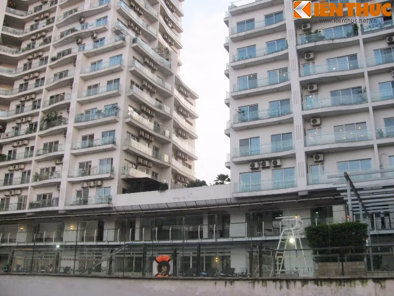 Quay lại với Golden Westlake, dự án được thiết kế theo lối kiến trúc đối xứng và nối với nhau bằng hệ thống tầng trệt dành cho khu thương mại, công cộng như siêu thị mini, phòng tập thể thao, nhà trẻ...