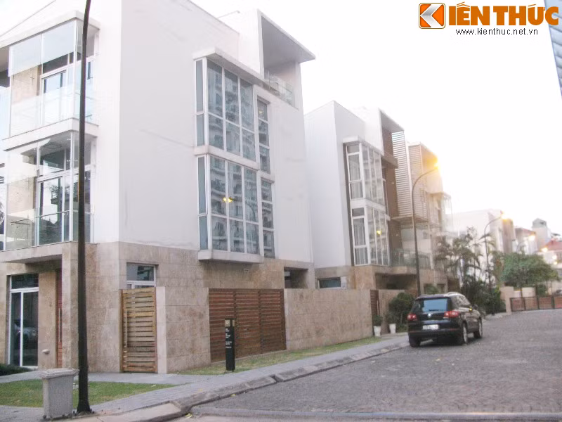 Ngoài ra, Golden Westlake còn có 16 biệt thự đa tầng có sân vườn và hệ thống gara riêng biệt.