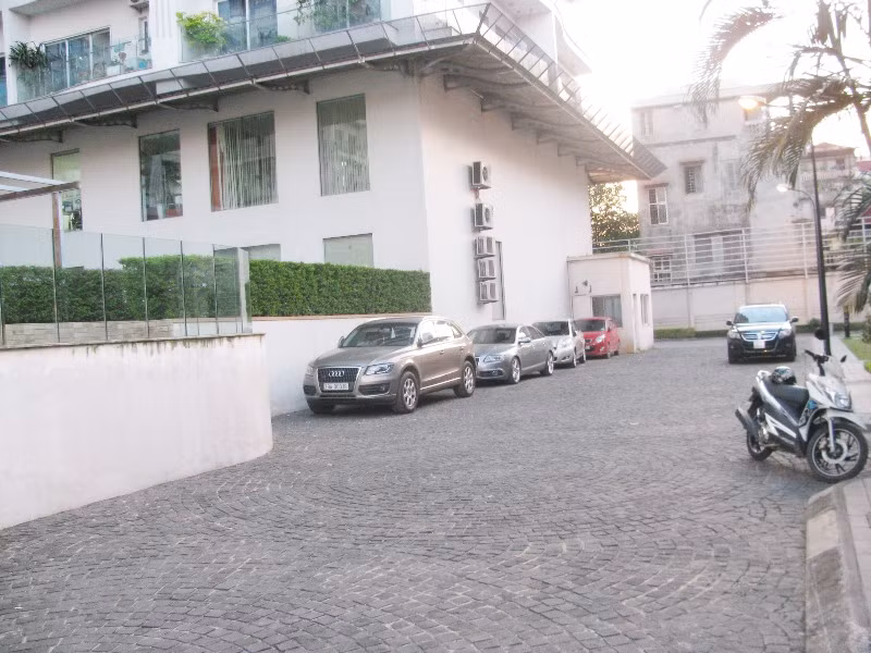 Dư luận cũng nhiều lần chứng kiến ô tô phải xếp hàng dài ngoài trời, không được vào bãi gửi xe do cư dân không đóng phí trông xe "khủng" mà chủ đầu tư đưa ra. Cuối cùng, sau nhiều lần kiện tụng của cư dân và Thanh tra Hà Nội cùng Sở Tài chính vào cuộc, chủ đầu tư đã nhượng bộ, hạ mức phí gửi xe ô tô xuống 1 triệu đồng/tháng.