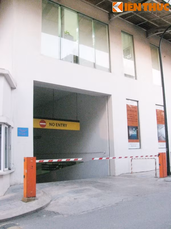 Chủ đầu tư này cũng từng gây sốc dư luận khi tuyên bố bán chỗ đỗ xe trong khu tầng hầm 1 (B1) với các mức giá: mức A 751 triệu đồng, mức B 815 triệu đồng, mức C 901 triệu đồng, mức D (tương đương với 2 chỗ đỗ) 1,180 tỷ đồng và mức cao nhất là mức E (tương đương với 4 chỗ đỗ xe) 2,145 tỷ đồng.