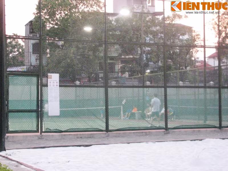 ... sân tennis và sân cầu lông.