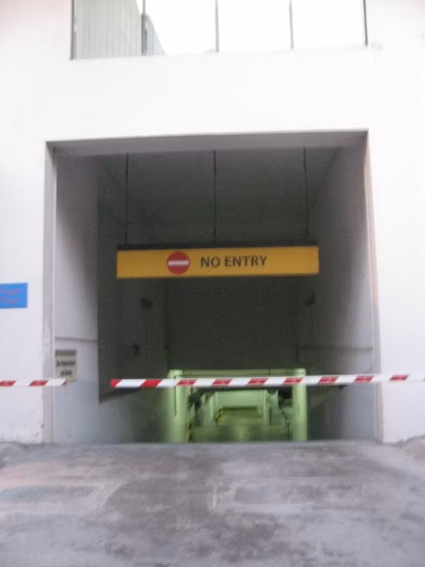 Nếu không mua chỗ đỗ xe, cư dân phải trả phí trông giữ ô tô là 3 triệu đồng/tháng. Việc làm này của chủ đầu tư nhận được phản ứng gay gắt của dư luận và các hộ dân sinh sống tại đây.