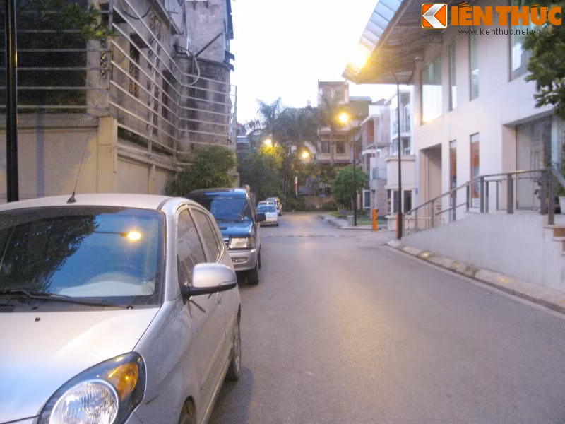 Hiện đại và nhiều tiện ích như vậy nhưng chủ dự án Golden Westlake vừa qua gặp rất nhiều rắc rối khi xây dựng khu căn hộ này. Đó là việc xây dựng đã ảnh hưởng trực tiếp tới hơn 100 hộ dân xung quanh, gây sụt, lún, nứt, xô nghiêng các căn nhà của họ.