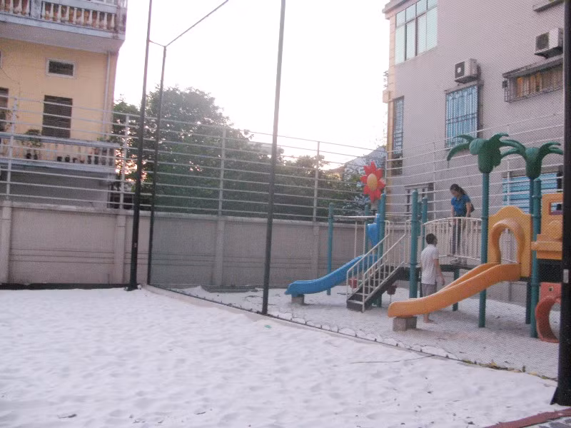 Khu căn hộ còn nhiều tiện ích khác như: khu vui chơi dành cho trẻ em, sân bóng chuyền bãi biển nhân tạo...