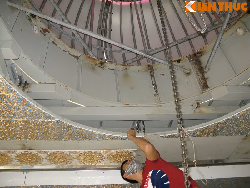 Trong khi bộ phận thiết kế thiết kế hoa văn thì bộ phận xây dựng sẽ dựng khung sườn cung điện (bằng sắt) và bộ phận sản xuất sứ cũng bắt tay vào làm việc.