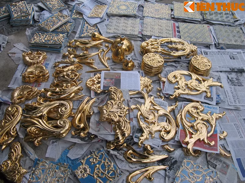 Đây là công trình đầu tiên và duy nhất hiện nay trên thế giới sử dụng hoàn toàn vật liệu sứ vẽ vàng 24K cho toàn bộ nội ngoại thất của công trình. Ảnh: Cận cảnh những hoa văn cùng đá hoa sử dụng trong công trình.