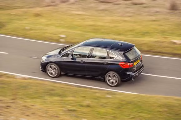 Hệ thống truyền động đến bánh xe đặc biệt được phát triển sử dụng hệ thống bánh lái trước và sẽ nhanh chóng được thay thế bằng hệ thống lái 4 bánh xDrive vào cuối năm nay.