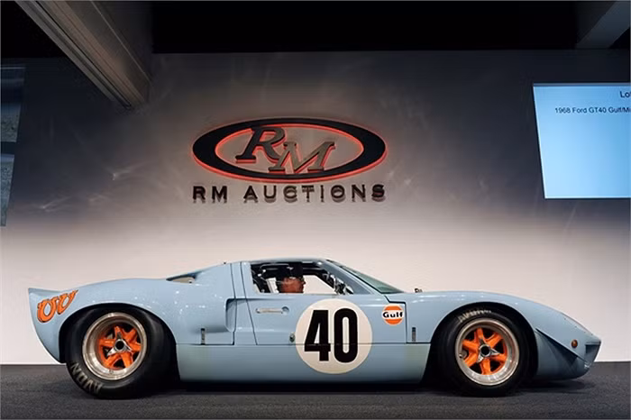 1. Ford GT40 Gulf/Mirage Lightweight Racing Car 1968 – 11.000.000 USD. Chiếc Ford GT40 Gulf/Mirage đời 1968 với tông màu xanh và cam này chiến thắng ngay lần đầu tiên ra mắt đường đua danh tiếng nhất SPA năm 1968.