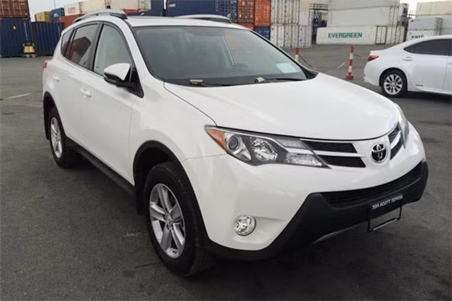Không phải là xế lạ nhưng Toyota RAV4 chỉ có thể được nhập mới trở lại Việt Nam sau khi thông tư 20 được nới. Phiên bản mới nhất của mẫu SUV 5 chỗ này được một số showroom nhập khẩu lớn ở Hà Nội và TP HCM đưa về.