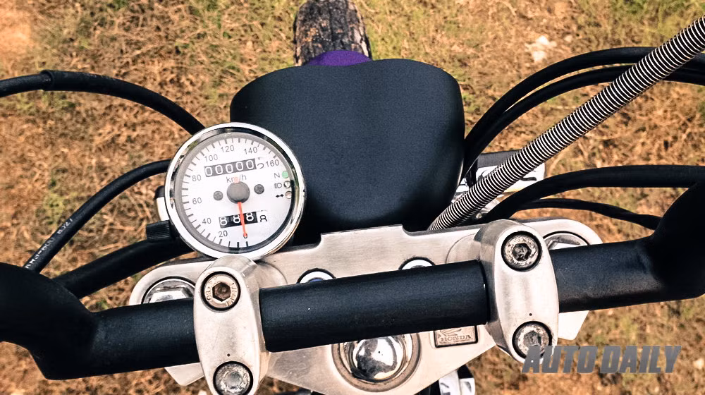 Cụm tay lái được chế tạo thủ công bằng thép ống 2 lớp rồi hàn và uốn cong của Honda Rebel 250.