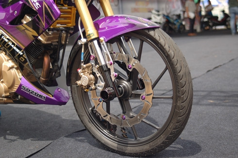 ... cùng phuộc Ohlins và bình dầu Rizoma.