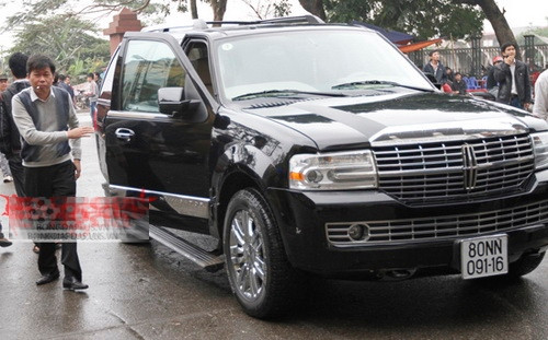 Bầu Trường (tên thật là Hoàng Mạnh Trường - Chủ tịch Tập đoàn Xi măng The Vissai Ninh Bình) cũng nổi tiếng trong giới mộ điệu xe ở đất cố đô. Biệt danh này cũng liên quan tới việc ông Trường từng cầm đầu đội bóng. Bầu Trường sở hữu dàn siêu xe đáng ngưỡng mộ.