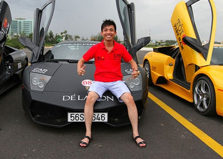 Minh "nhựa" là đại gia chơi siêu xe đẳng cấp ở Sài Gòn, tên thật là Phạm Trần Nhật Minh - Phó tổng giám đốc Công ty TNHH nhựa Long Thành. Cái tên Minh "nhựa" xuất phát từ chính công việc anh đang làm. Ngoài siêu xe Bugatti Veyron, Minh "nhựa" còn sở hữu 5 chiếc siêu xe khác: Lamborghini Murcielago LP640, Ferrari F430 coupe màu đỏ, Rolls-Royce trắng, BMW X5 4.8, Mercedes S550.