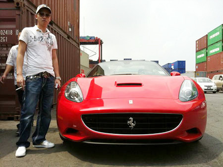 Dương Kon tên thật là Đỗ Bình Dương, vị hôn phu của siêu mẫu Ngọc Thạch có thú chơi xa xỉ là sưu tầm siêu xe. Đỗ Bình Dương sinh ra trong một gia đình giàu có và thành công trong lĩnh vực kinh doanh. Anh được coi là tay chơi siêu xe bậc nhất Hà Thành. Bộ sưu tập xe sang của Dương Kon nổi bật với siêu xe Ferrari California, Mercedes-Benz G55 AMG, Rolls-Royce Ghost và Land Rover Range Rover.