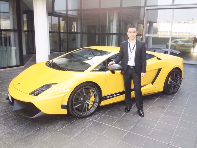 Người bạn thân của Cường Đô la - Cường Luxury, tên thật là Phan Hùng Cường, hiện là Chủ tịch HĐQT Tập đoàn Vương Cường ở Hải Phòng. Biệt danh Cường Luxury bắt nguồn từ việc doanh nhân này mở một showroom chuyên kinh doanh các loại xe sang và anh không thấy phiền hà gì với biệt danh này. Những chiếc xe từng gắn bó với Cường Luxury như: Ferarri F458, Rolls-Royce Phantom, Audi R8...