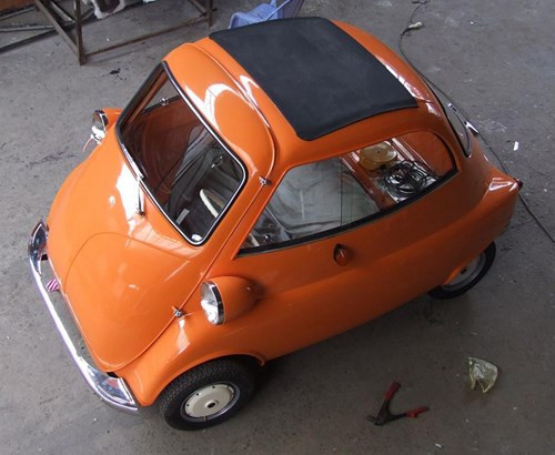 Isetta chỉ thật sự nổi tiếng khi BMW mua lại và tăng công xuất xe lên 300cm3 khi nước Đức thay đổi về điều kiện đăng ký xe gắn máy. Ảnh: Mẫu Isetta 300 có 4 bánh thay vì 3 bánh như Isetta 250.