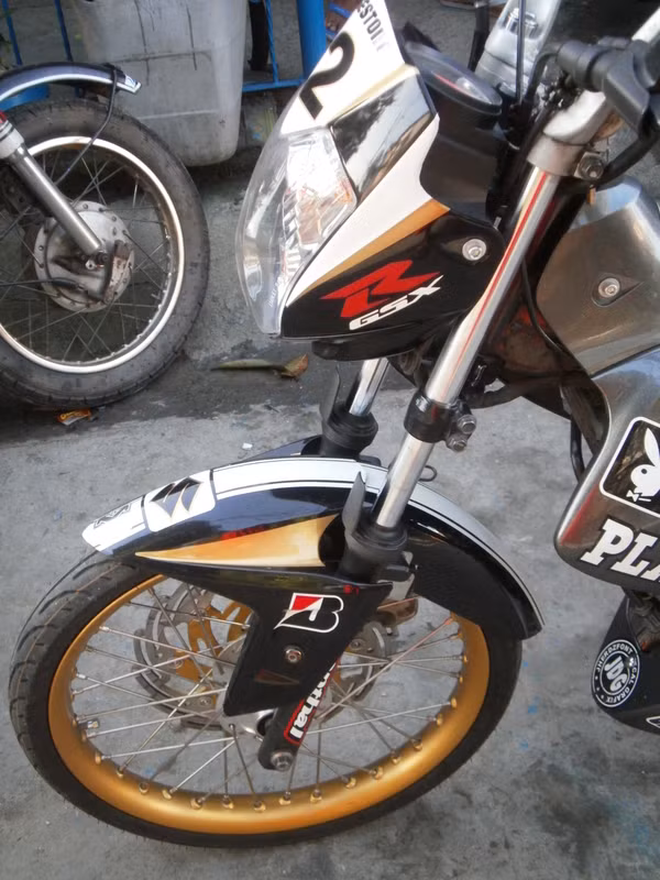 Nhìn lướt qua thấy sự xuất hiện của tem GSX-R và PlayBoy trên chiếc Raider này.