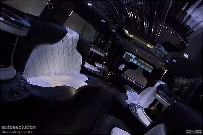 Nội thất trong khoang sau vẫn được giữ nguyên, chỉ thay lớp bọc ghế với trang bị kiểu sàn nhảy mini, gồm quầy rượu và dàn đèn cùng hệ thống âm thanh mạnh mẽ.