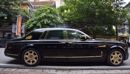 Chiếc Rolls-Royce Phantom Rồng độ vàng nổi bật giữa phố Nguyễn Du (Hà Nội).