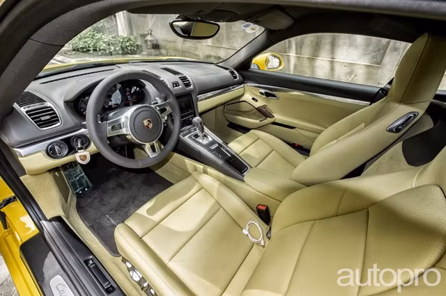 Chiếc xe Cayman S 2014 này được đặt riêng bộ nội thất da theo ý của khách hàng với 2 tông màu vàng chanh - đen và đặc biệt được bổ sung thêm nhiều thay đổi như ghế điện điều chỉnh 14 hướng, hệ thống điều chỉnh độ cứng giảm xóc chủ động (PASM)...