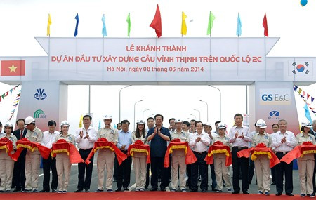 Cầu Vĩnh Thịnh trên Quốc lộ 2C là cây cầu bê tông cốt thép dự ứng lực vĩnh cửu, vượt sông có chiều dài lớn nhất Việt Nam từ trước tới nay, nối thị xã Sơn Tây (Hà Nội) với huyện Vĩnh Tường (Vĩnh Phúc) đã được khánh thành sáng 8/6.