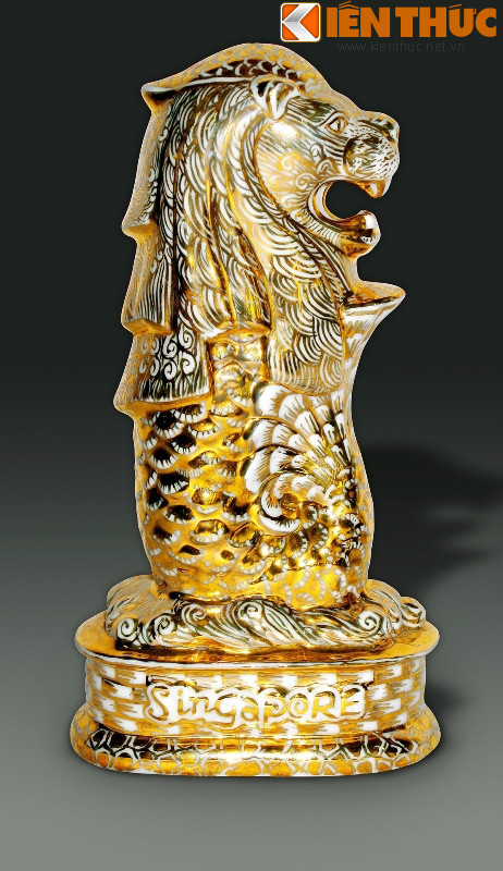 Tuy nhiên, các sản phẩm vẫn trải qua 14 công đoạn sản xuất trong công nghệ vẽ vàng trên sứ như trên các sản phẩm khác. Trong ảnh là Tượng sư tử Singapore.