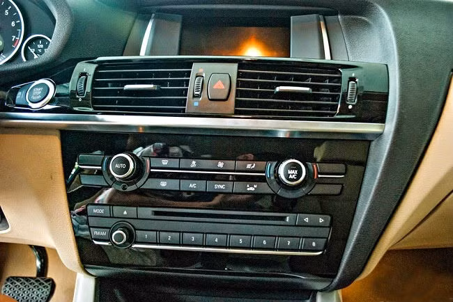 Xe được trang bị tiêu chuẩn với hệ thống loa Hifi (9 loa). Hệ thống âm thanh Harman Kardon 16 loa 600 wats là trang bị tùy chọn cho cả 2 phiên bản. Bên cạnh đó, X3 cũng được trang bị các kết nối cơ bản như cổngAUX/IN, cổng USB, chức năng kết nối bluetooth rảnh tay với điện thoại thật tiện dụng…