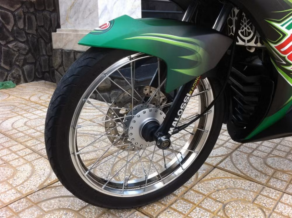 Chi tiết giò trước nuột nà của xe.