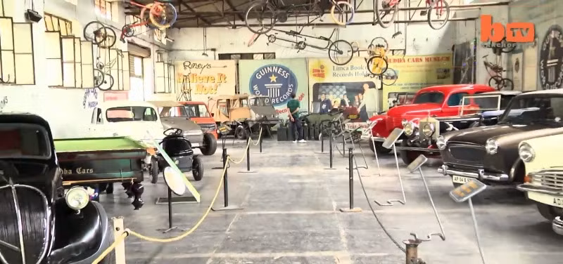 Số lượng quá lớn của bộ sưu tập còn khiến ông phải mở hẳn một nhà bảo tàng để trưng bày và giới thiệu đến công chúng.