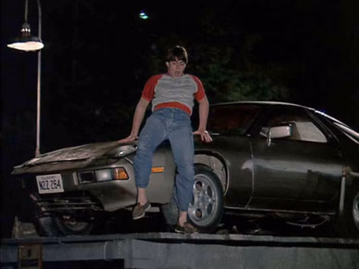 Porsche 928. Chiếc xe sát cánh bên diễn viên Tom Cruise trong bộ phim "Risky Business".