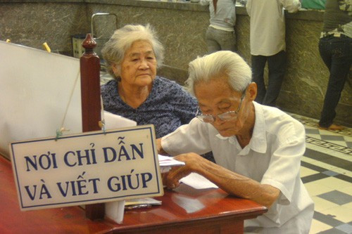 Song hành cùng thời điểm nở rộ nghề đọc và viết thư thuê. Khi văn hoá còn kém, nhiều người không biết chữ. Đối tượng phục vụ của nghề này là các bà, cô hoặc ông nông dân ít học. Nếu là thư đơn xin viết bằng tiếng Anh, tiếng Tây, tiếng Tàu, mức giá thường cao hơn 3- 5 lần thư thường viết bằng tiếng Việt. Thư gửi đi, nếu có may mắn được phản hồi nhanh chóng, người viết thư còn được "bo" để đọc thư cho người thuê viết. Song hành cùng thời điểm nở rộ nghề đọc và viết thư thuê. Khi văn hoá còn kém, nhiều người không biết chữ. Đối tượng phục vụ của nghề này là các bà, cô hoặc ông nông dân ít học. Nếu là thư đơn xin viết bằng tiếng Anh, tiếng Tây, tiếng Tàu, mức giá thường cao hơn 3- 5 lần thư thường viết bằng tiếng Việt. Thư gửi đi, nếu có may mắn được phản hồi nhanh chóng, người viết thư còn được "bo" để đọc thư cho người thuê viết.