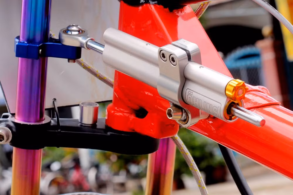 Trợ lực Ohlins hàng hiệu được gắn trên chiếc Honda Cup này.