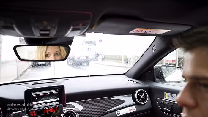 Chiếc taxi đặc biệt thu hút sự chú ý ngay khi chưa xuất hiện, bởi tiếng ống xả đặc trưng vang lên từ góc phố. Và khi khách lên xe, sức mạnh từ cỗ máy 360 mã lực còn gây ấn tượng hơn thế.