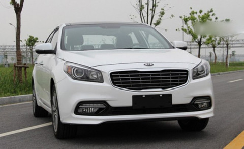 Vẫn sử dụng thiết kế hình mũi hổ nhưng lưới tản nhiệt của K4 rộng hơn và hình mũi hổ không rõ nét. Cụm đèn pha và đèn sương mù thiết kế vuông vắn với viền đèn LED chiếu sáng ban ngày.