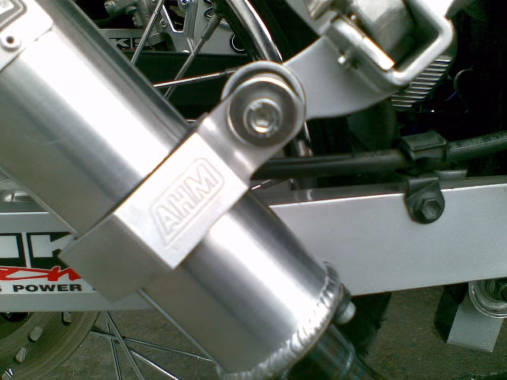 Chủ nhân ưu ái cho chiếc xe "con cưng" của mình cây pô AHM cho âm thanh đầy tê tái.