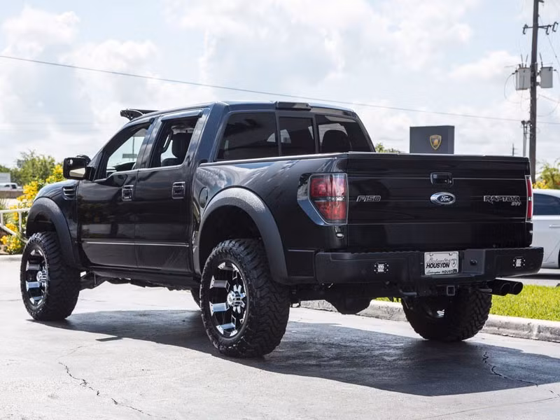 Cụm đèn Led chiếu sáng trên nóc xe và đuôi xe.