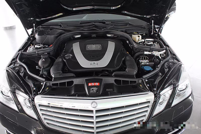 Không chỉ có thiết kế bắt mắt, E300 còn mang khối động cơ V6 thế hệ mới dung tích 2.990cc sản sinh công suất cực đại 231 mã lực tại 6.000 vòng/phút và mô-men xoắn cực đại đạt 300Nm tại dải vòng tua 2.500-5.000 vòng/phút. Xe có khả năng tăng tốc 0-100km/h trong 7,4 giây và đạt tốc độ tối đa 245km/h.