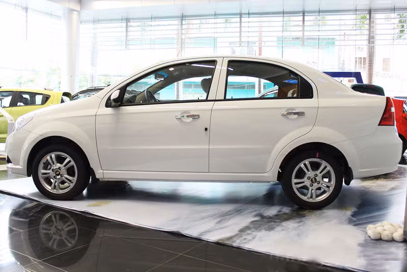 Xe sử dụng động cơ xăng I4 1.5L công suất 84 mã lực tại vòng tua 5.600 vòng/phút và mô-men xoắn cực đại 128Nm tại vòng tua 3000 vòng/phút. Hộp số sàn 5 cấp tự động. Chevrolet Aveo có chiều dài trục cơ sở 2.480 mm với kích thước tổng thể 4.310 x 1.710 x 1.505 mm. Giá bán đối với phiên bản 1.5MT là 425 triệu đồng, phiên bản 1.5 AT là 459 triệu đồng (có thể giảm thêm).