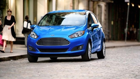 Ford Fiesta: Tuy là phiên bản có kiểu dáng nhỏ bé nhất xuất hiện tại thị trường Mỹ, nhưng công nghệ hiện đại tích hợp trong mẫu Fiesta lại không hề tầm thường một chút nào. Công nghệ MyFord Touch của Ford sẽ đưa cảnh báo giao thông theo yêu cầu người lái. Bạn cũng chỉ cần chạm nhẹ để truy cập hệ thống radio internet Pandora cũng như tính năng hỗ trợ cuộc gọi trong trường hợp khẩn cấp.