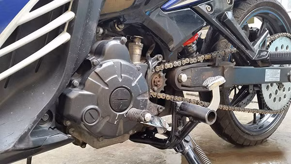 Gác chân được thay bằng ống thép, ngoài nhiệm vụ để chân ra, đây còn là chống đỗ cho xe.