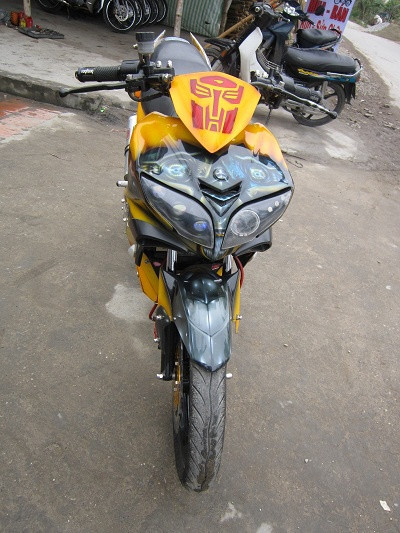 Theo đánh giá của nhiều dân chơi, đầu Exciter nhìn khá giống Yamaha R1. Mặt nạ được tô vẽ hình thù ngộ nghĩnh.