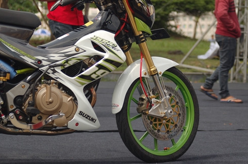 ... đi kèm má phanh Brembo của bánh trước...