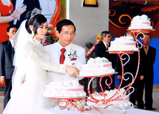 Đại gia Lê Ân và vợ trẻ trong ngày cưới.