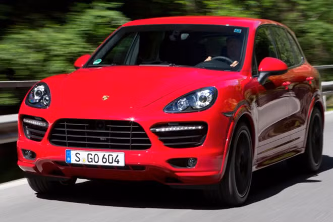 Porsche Cayenne Turbo-S 2014 giá bán 146.000 USD. Đây là phiên bản cao cấp nhất của dòng SUV của Porsche. Xe sử dụng động cơ V8 dung tích 4,8 lít cho công suất 550 mã lực.