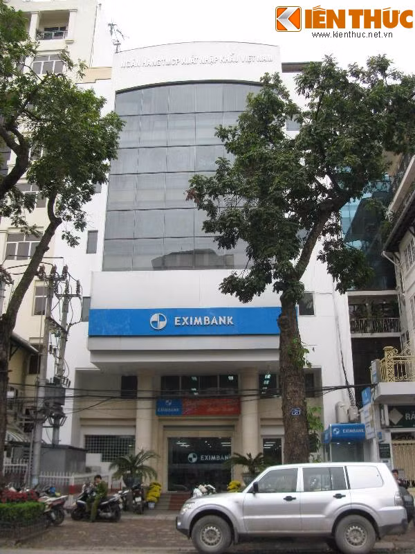 Bên cạnh đó là Chi nhánh Hà Nội của Ngân hàng TMCP Xuất nhập khẩu Việt Nam (Eximbank) tại số 19 Trần Hưng Đạo đơn giản mà sang trọng.
